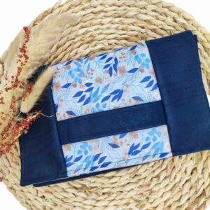 Pochette main extérieur totalement en liège bleu marine et feuille, doublure coton