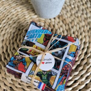 Lot de 7 cotons lavables thème Avengers, une face en coton imprimé Avengers et une face en éponge bambou doudou couleur lie-de-vin.