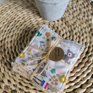 Lot de 7 cotons lavables, une face en coton imprimé faon et petites fleurs, et une face en éponge bambou doudou douce.