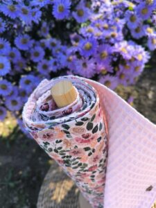 Rouleau d’essuie-tout lavable Esmée en coton imprimé et nid d’abeille.