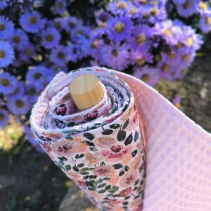 Rouleau d’essuie-tout lavable Esmée en coton imprimé et nid d’abeille.