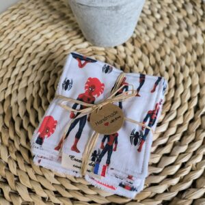 Lot de 7 cotons lavables thème Spiderman, une face en coton imprimé Spiderman et une face en éponge bambou doudou blanche.