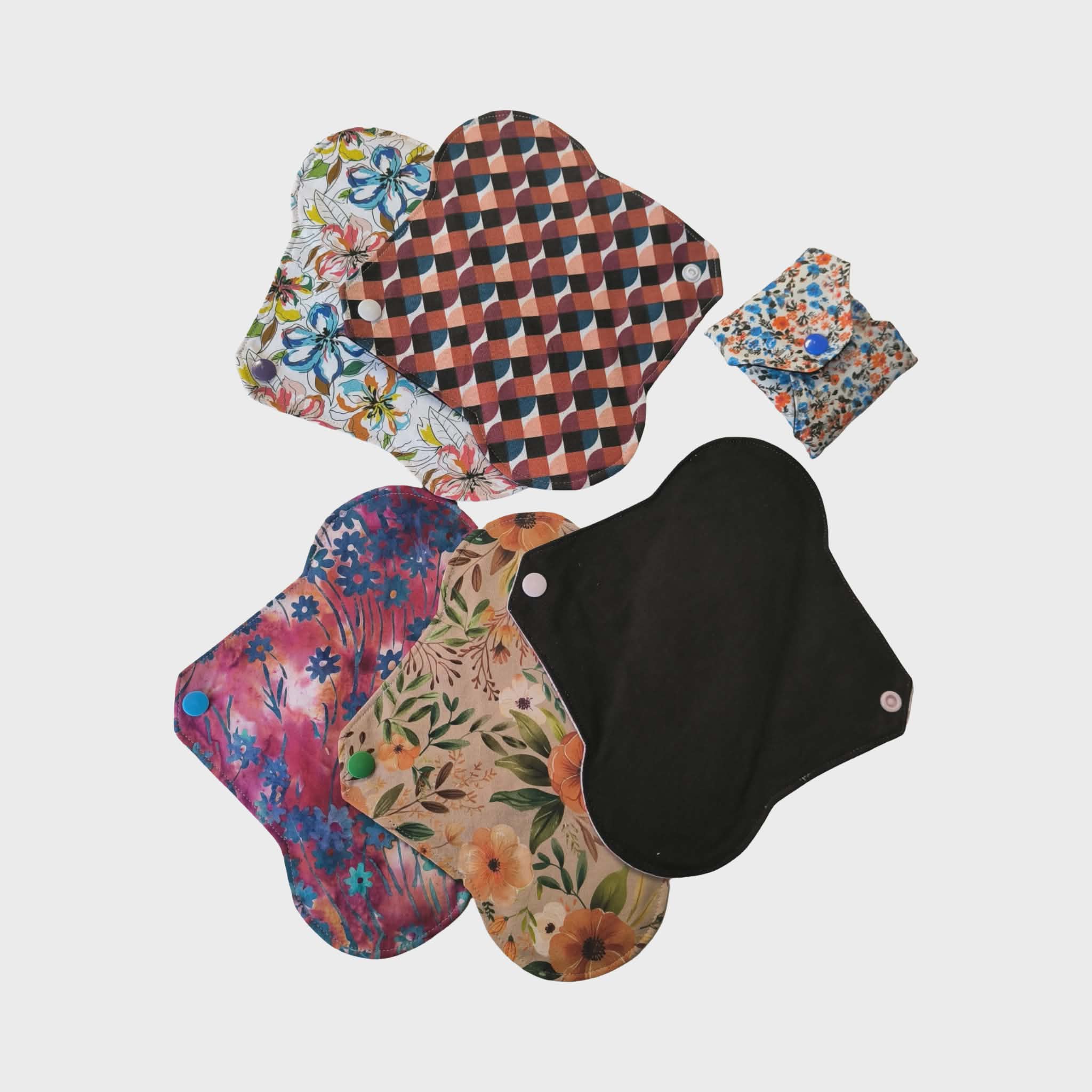 Serviette hygiénique lavable taille 2 avec face en coton noir uni bio et face en tissu à motif