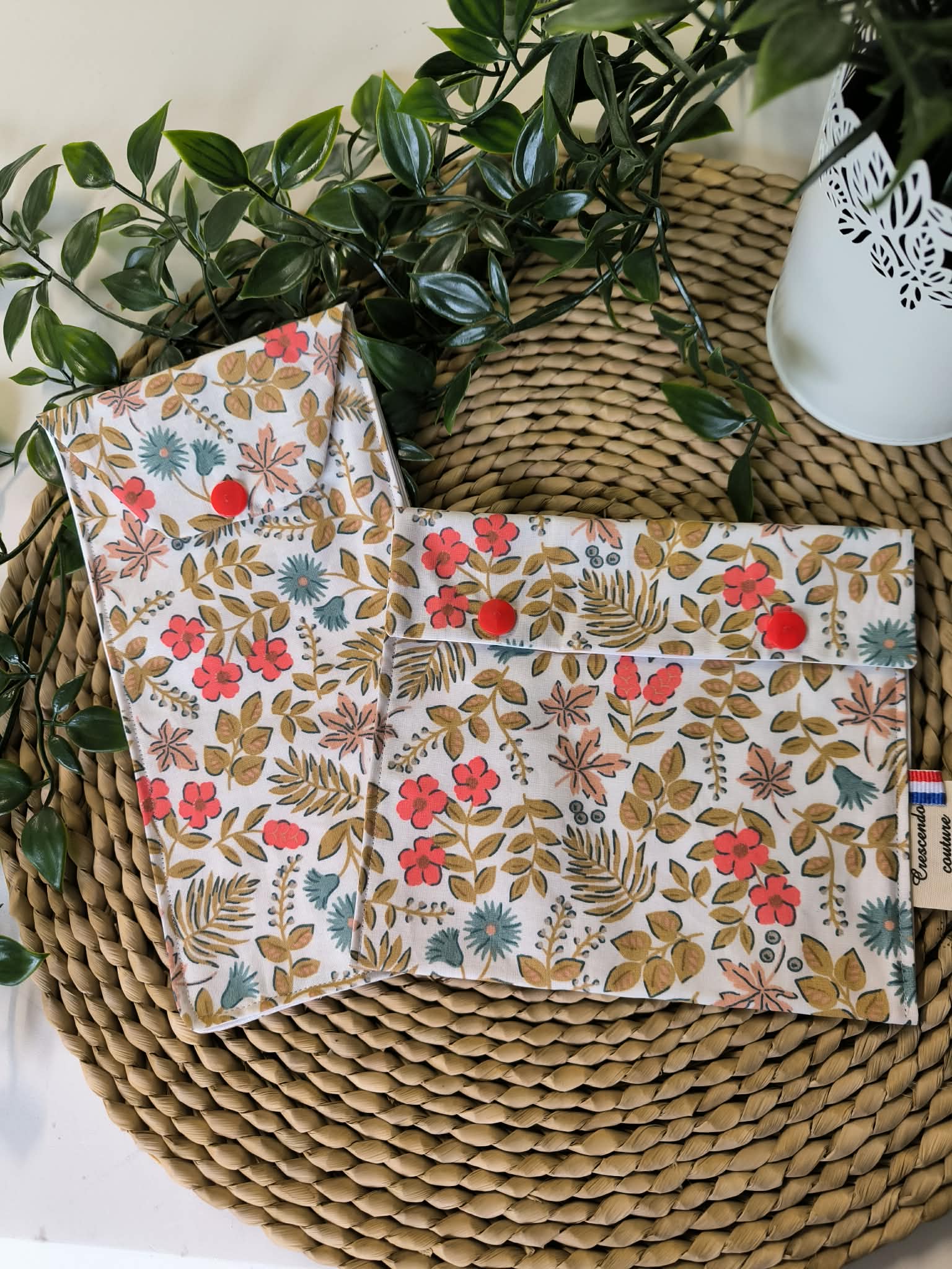 Duo de pochettes de voyage imperméables Corail fleuri, zoom sur la pochette pour savon et l’étui à brosse à dents