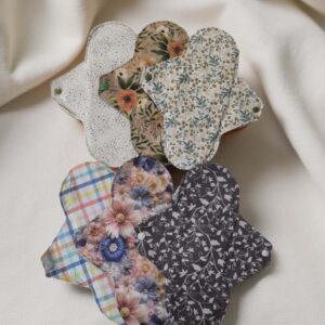 Serviette hygiénique lavable taille 3 avec face en coton noir uni bio et face en tissu à motif