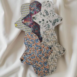 Serviette hygiénique lavable taille 4 en coton noir bio et tissu à motif, avec éponge absorbante, format long