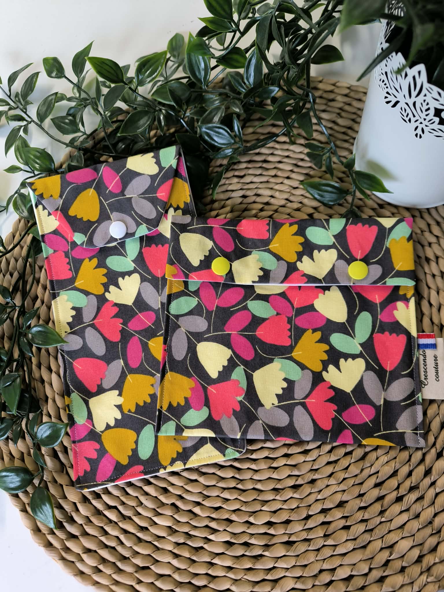 Duo de pochettes de voyage imperméables Tulip’In, zoom sur la pochette pour savon et l’étui à brosse à dents