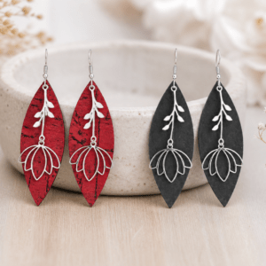 Deux paires de boucles d’oreilles Aurélys rouges et noires en liège avec motif floral argenté présentées ensemble sur fond clair
