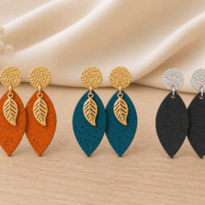 Trois paires de boucles d’oreilles Bromélys en liège forme goutte bleues, oranges et noires avec attaches dorées et argentée présentées ensemble