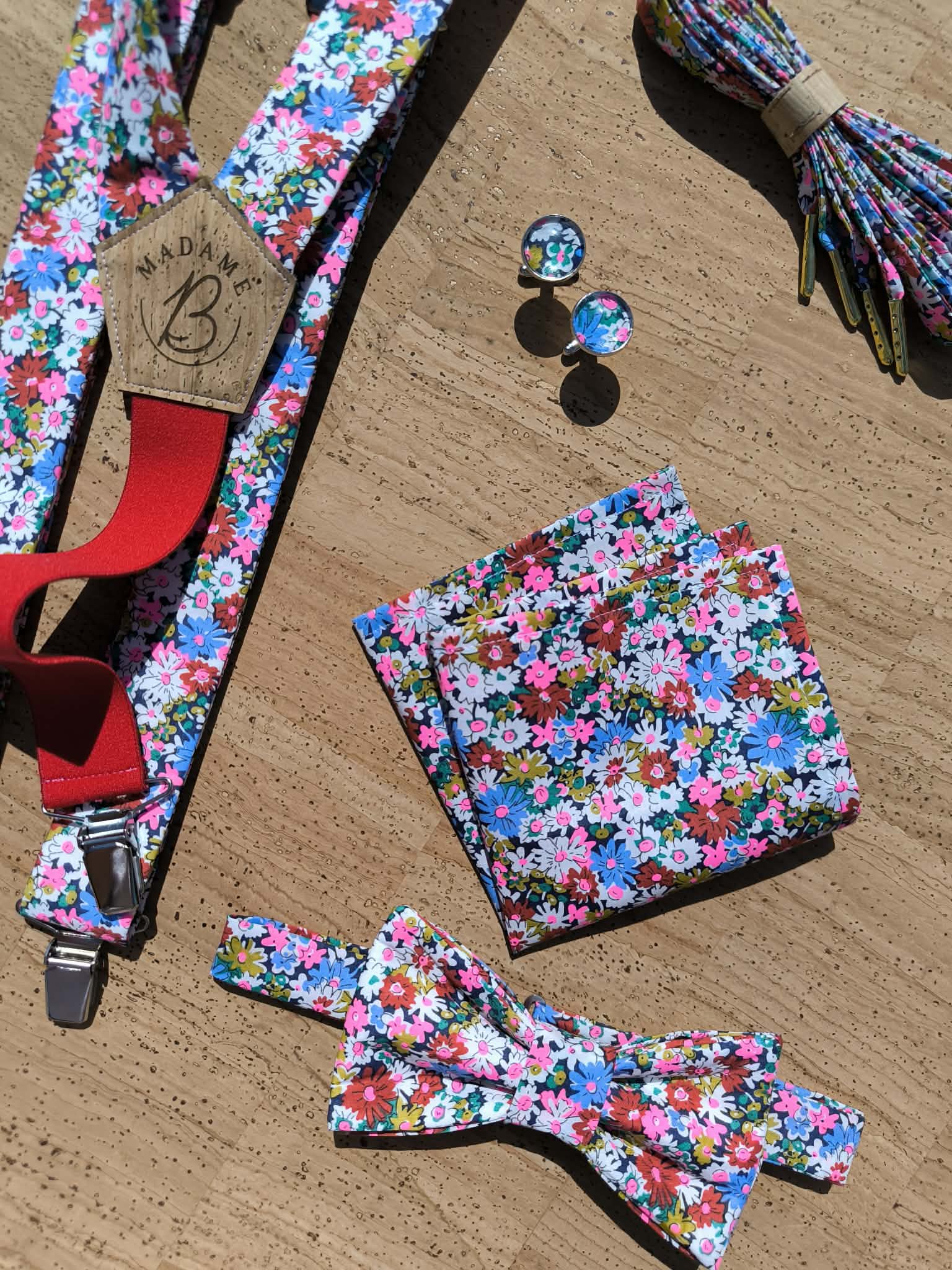 Collection mariage Liberty Libby zoom avec nœud papillon, bretelles, pochette, boutons de manchette et lacets