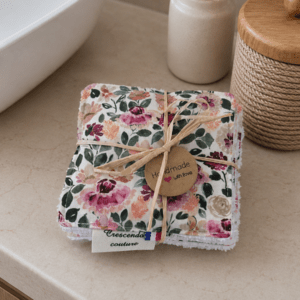 Lot de 7 cotons lavables artisanaux collection Esmée aux motifs floraux terracotta et vieux rose, présenté avec un lien en raphia.