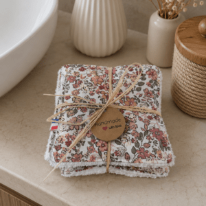 Lot de 7 cotons lavables artisanaux collection Jeanne à motif floral bleu et blanc, présenté avec un lien en raphia.