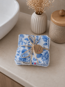 Lot de 7 cotons lavables artisanaux collection Pivoine aux fleurs roses et feuillage vert, présenté avec un lien en raphia.