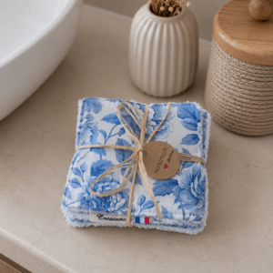 Lot de 7 cotons lavables artisanaux collection Pivoine aux fleurs roses et feuillage vert, présenté avec un lien en raphia.